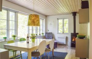 uma cozinha e sala de jantar com mesa e cadeiras em 3 Bedroom Gorgeous Home In Gilleleje em Gilleleje