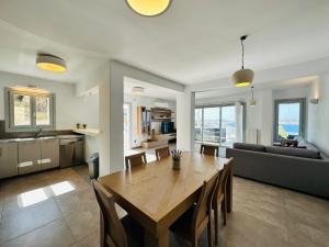 Gallery image of Seaview & Jacuzzi summer residence in Mýkonos City +29 photos