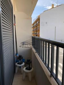 een balkon met twee toiletten aan de zijkant van een gebouw bij Peñiscola centro capri in Peñíscola