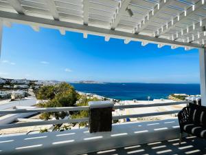una vista sull'oceano dal balcone di una casa di Seaview & Jacuzzi summer residence a Mykonos Città