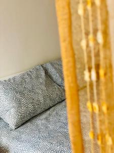 een dicht bed met een kussen bij N'amuri Guest House in Siracusa