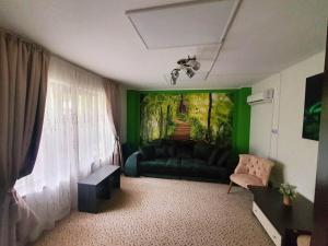 - un salon avec un canapé et un tableau mural dans l'établissement Magic Home, à Slănic