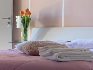 un vaso di fiori seduto sopra un letto di B&B Quattro Lune a Prignano Cilento