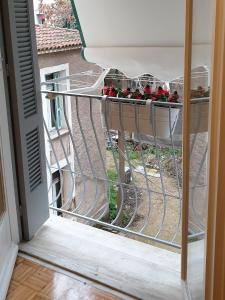 Un balcon sau o terasă la LIVANOS Charming Studio Steps from Metro