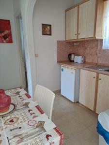 Kuchnia lub aneks kuchenny w obiekcie Evridiki Apartments