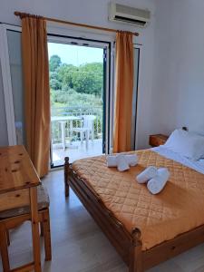 Łóżko lub łóżka w pokoju w obiekcie Evridiki Apartments