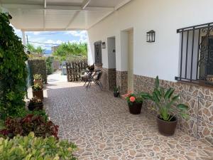 Vonkajšia záhrada v ubytovaní Casa Enric , con zona infantil, piscina y parking privado