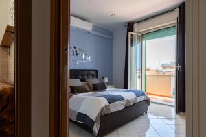 リド・ディ・オスティアにあるAttico Triremiの青いベッドルーム(ベッド1台、大きな窓付)