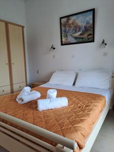 Łóżko lub łóżka w pokoju w obiekcie Evridiki Apartments