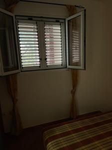 Comfortable Villa Oliva في كانج: غرفة نوم فيها نافذتين وسرير