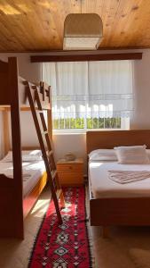 een slaapkamer met 2 stapelbedden en een raam bij Ana Rest House Hostel Berat in Berat