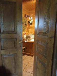Zielona Dolina في Lewkowo: باب مفتوح في غرفة مع مطبخ