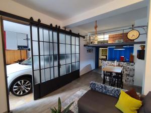 ein Wohnzimmer mit einer Glasschiebetür, die zu einer Küche führt in der Unterkunft Loft City Center+Free Parking in Sevilla