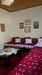 um quarto com duas camas e uma mesa em Ana Rest House Hostel Berat em Berat