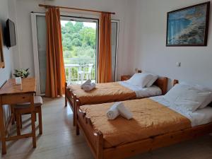 Łóżko lub łóżka w pokoju w obiekcie Evridiki Apartments