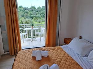 Łóżko lub łóżka w pokoju w obiekcie Evridiki Apartments