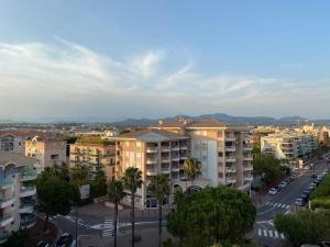 een luchtzicht op een stad met gebouwen bij Duplex Fréjus Plage, 2' plage et commerces in Fréjus