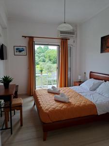 Łóżko lub łóżka w pokoju w obiekcie Evridiki Apartments