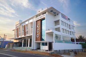 um edifício branco ao lado de uma rua em KCG Residency em Mysore