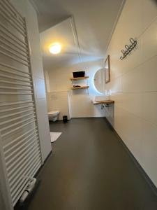 un bagno con un water e un lavandino di Penthouse DeLuxe a Oostkapelle Altre 28 foto