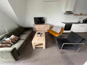 un soggiorno con un divano e un tavolo di Penthouse DeLuxe a Oostkapelle