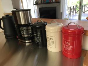 Facilități de preparat ceai și cafea la 貸別荘Casa de Campo 2SLDK别墅 駐車場 芝生東屋付き BBQ 大室山と海遠望伊豆高原5分