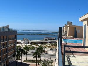 オリョンにあるOlhão Marina Villageのビーチの景色を望むバルコニーが備わる客室です。