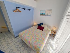 Giường trong phòng chung tại La Maisonnette Bleue