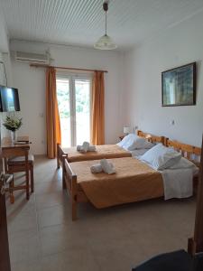 Łóżko lub łóżka w pokoju w obiekcie Evridiki Apartments
