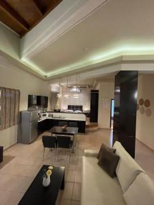 Bay View في فاليراكي: غرفة معيشة ومطبخ مع أريكة وطاولة