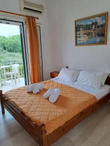 Łóżko lub łóżka w pokoju w obiekcie Evridiki Apartments
