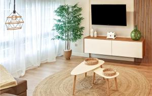 3 Bedroom Stunning Apartment In Vimianzo tesisinde bir televizyon ve/veya eğlence merkezi