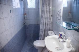 Koupelna v ubytování Jimmy's Cozy Apartment + 21 fotografií