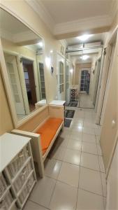 Апартаменти поруч з метро Лівобережна في كييف: حمام به سرير ومرآة كبيرة