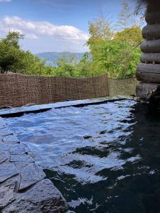 熱海市にあるペンションとどろきの柵の横の庭の水のプール