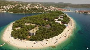 una isla en un cuerpo de agua con gente en ella en Apartman Pajo, en Primošten