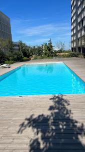 una sombra de un edificio con una piscina azul en Rio Douro Apartment Deluxe - Porto en Oporto