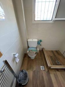 Elle comprend une petite salle de bains pourvue de toilettes et d'une fenêtre. dans l'établissement Carefree Dreams : Cottage in Flogita Chalkidiki, à Flogita