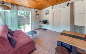 een woonkamer met een bank en een tafel bij Nice Home In Aumelas With Wifi in Aumelas