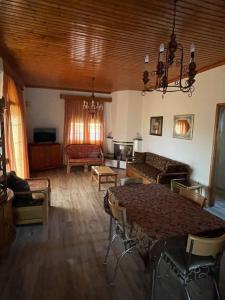 - un salon avec une table et un canapé dans l'établissement Carefree Dreams : Cottage in Flogita Chalkidiki, à Flogita
