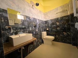 La salle de bains est pourvue d'un lavabo et de toilettes. dans l'établissement PROVINCE FIVE HOTEL, à Siddharthanagar