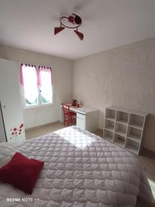 1 dormitorio con 1 cama y ventilador de techo en Chambre d'hôtes en Provence, au pied du Luberon "Les Coquelicots" en La Tour-dʼAigues