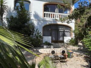 a table and chairs in front of a house at Villa GAN EDEN in La Drova