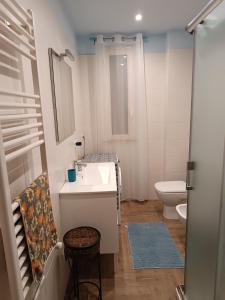 Baño blanco con lavabo y aseo en Casa Azzurra, en Giardini Naxos
