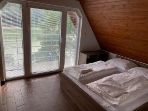 Posteľ alebo postele v izbe v ubytovaní Chata Holiday