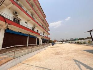 un parcheggio vuoto di fronte a un edificio di PROVINCE FIVE HOTEL a Bhairāhawā