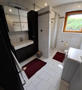 een kleine badkamer met een wastafel en een toilet bij Come a casa 