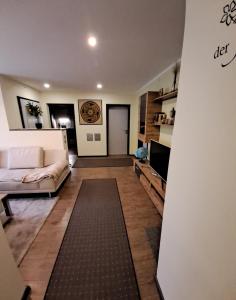een woonkamer met een bank en een televisie bij Come a casa 