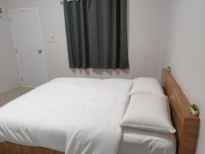 Postel nebo postele na pokoji v ubytování ซีนายเฮ้าส์ Z9 House