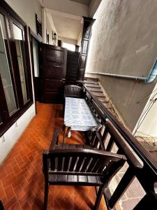 puste schody z ławką w pokoju w obiekcie Domon Riverside Hotel w mieście Vang Vieng